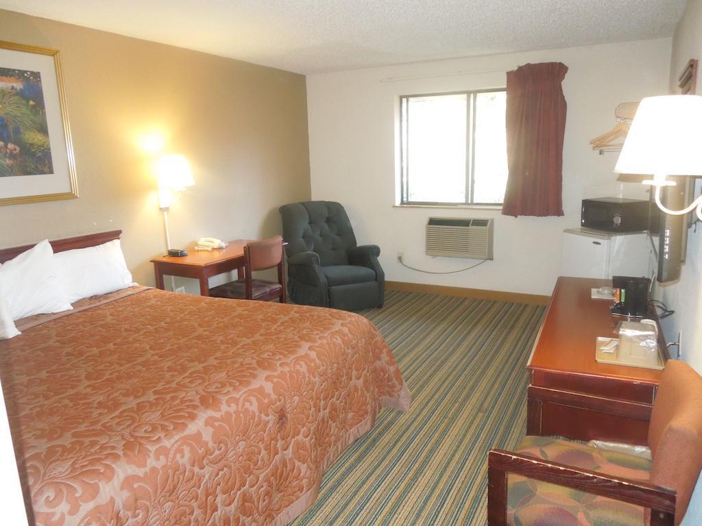 Motel Super 8 By Wyndham Waldorf Zewnętrze zdjęcie