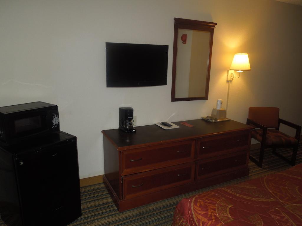 Motel Super 8 By Wyndham Waldorf Zewnętrze zdjęcie