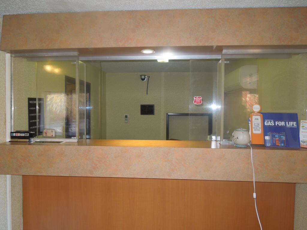 Motel Super 8 By Wyndham Waldorf Zewnętrze zdjęcie