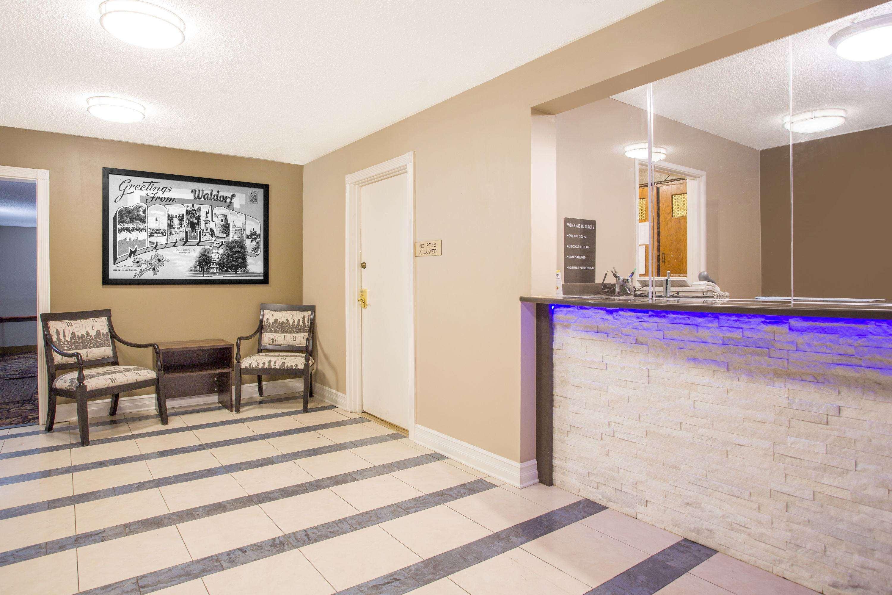 Motel Super 8 By Wyndham Waldorf Zewnętrze zdjęcie