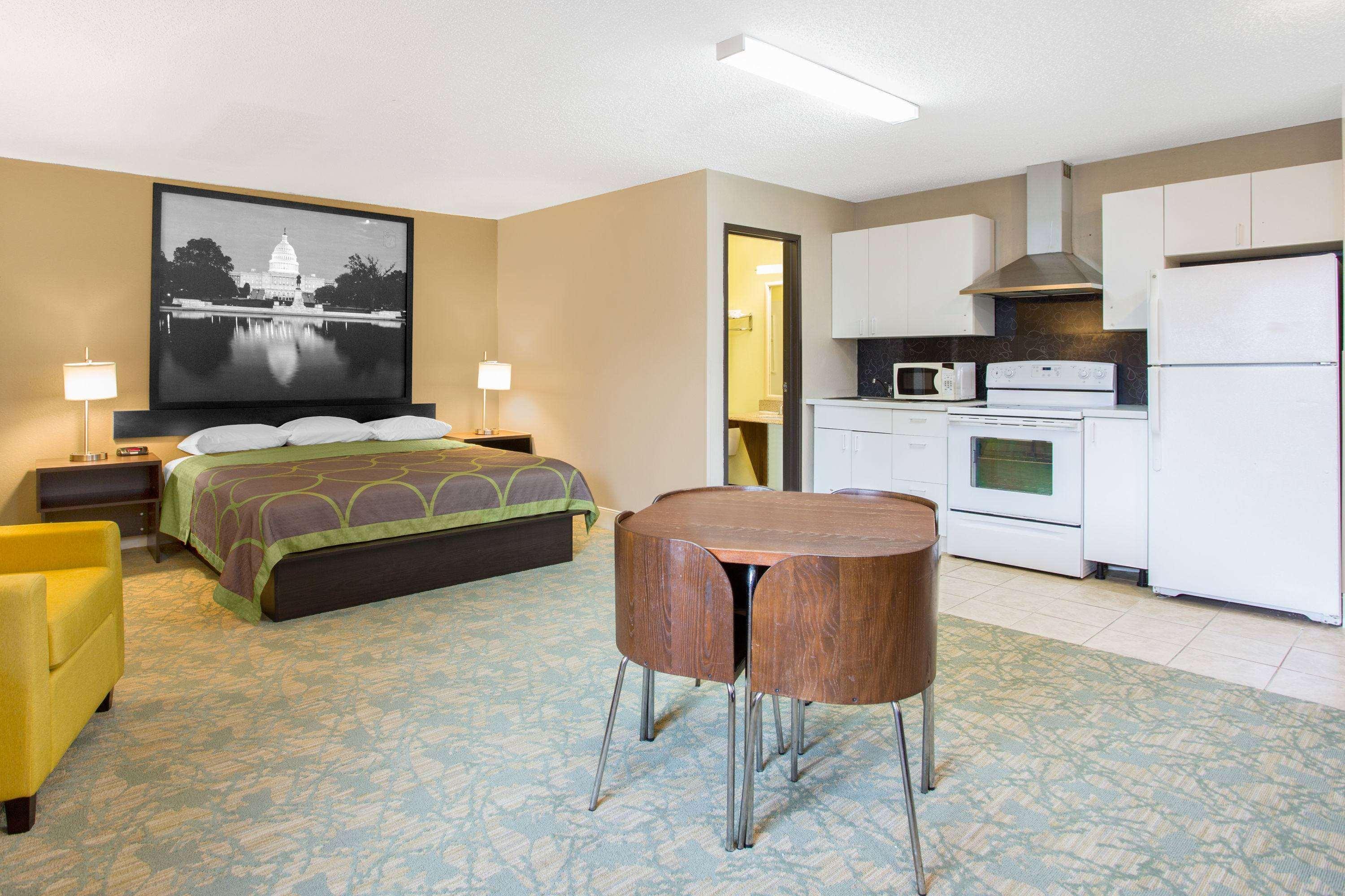 Motel Super 8 By Wyndham Waldorf Zewnętrze zdjęcie