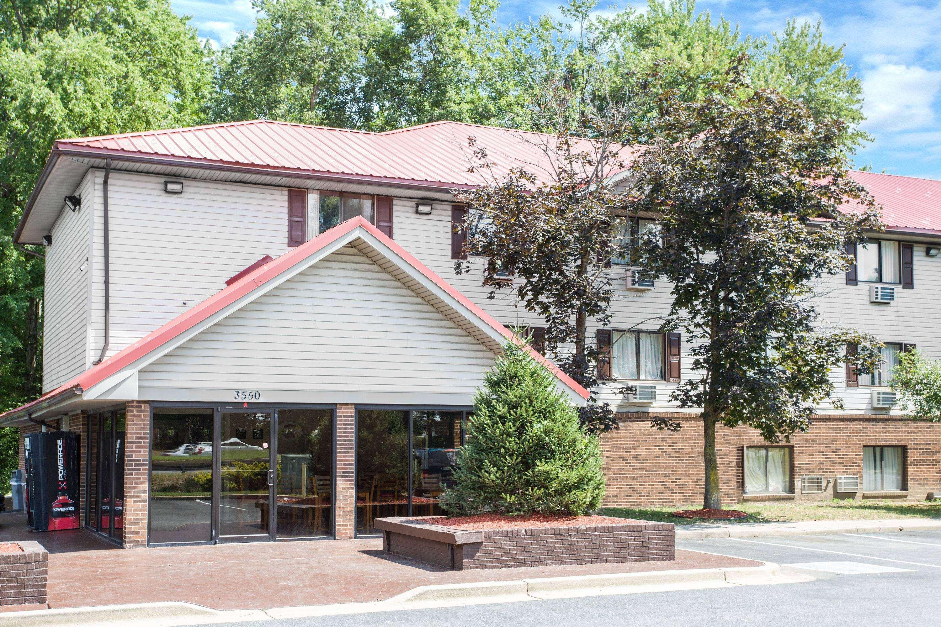 Motel Super 8 By Wyndham Waldorf Zewnętrze zdjęcie
