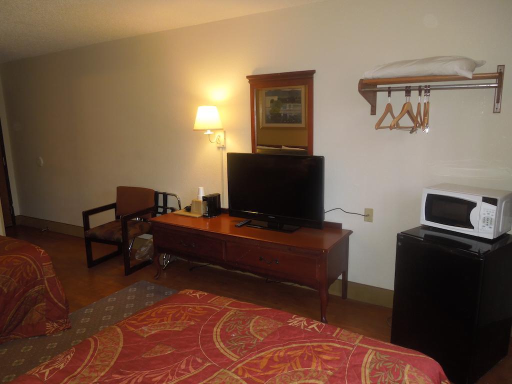 Motel Super 8 By Wyndham Waldorf Zewnętrze zdjęcie