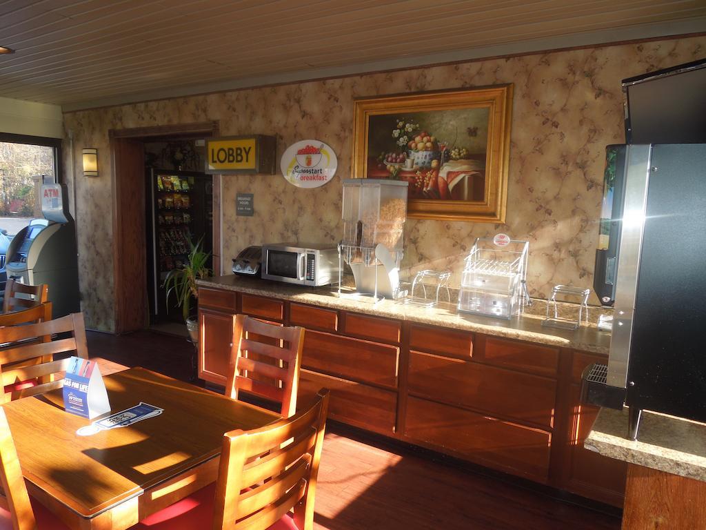 Motel Super 8 By Wyndham Waldorf Zewnętrze zdjęcie