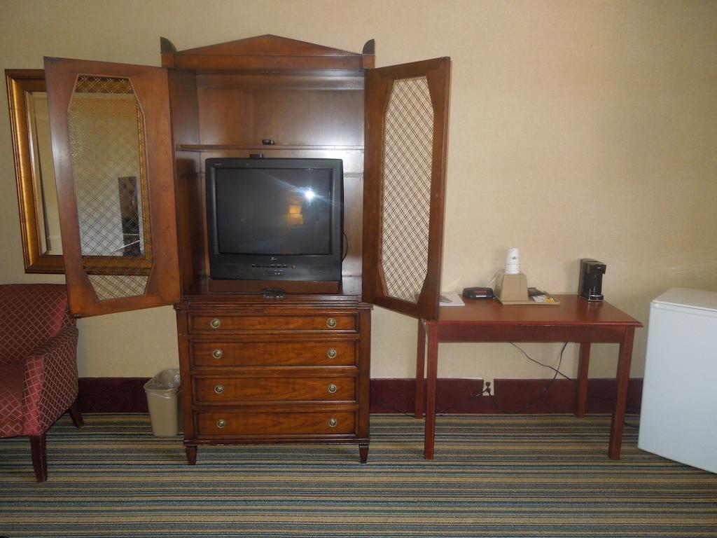 Motel Super 8 By Wyndham Waldorf Zewnętrze zdjęcie