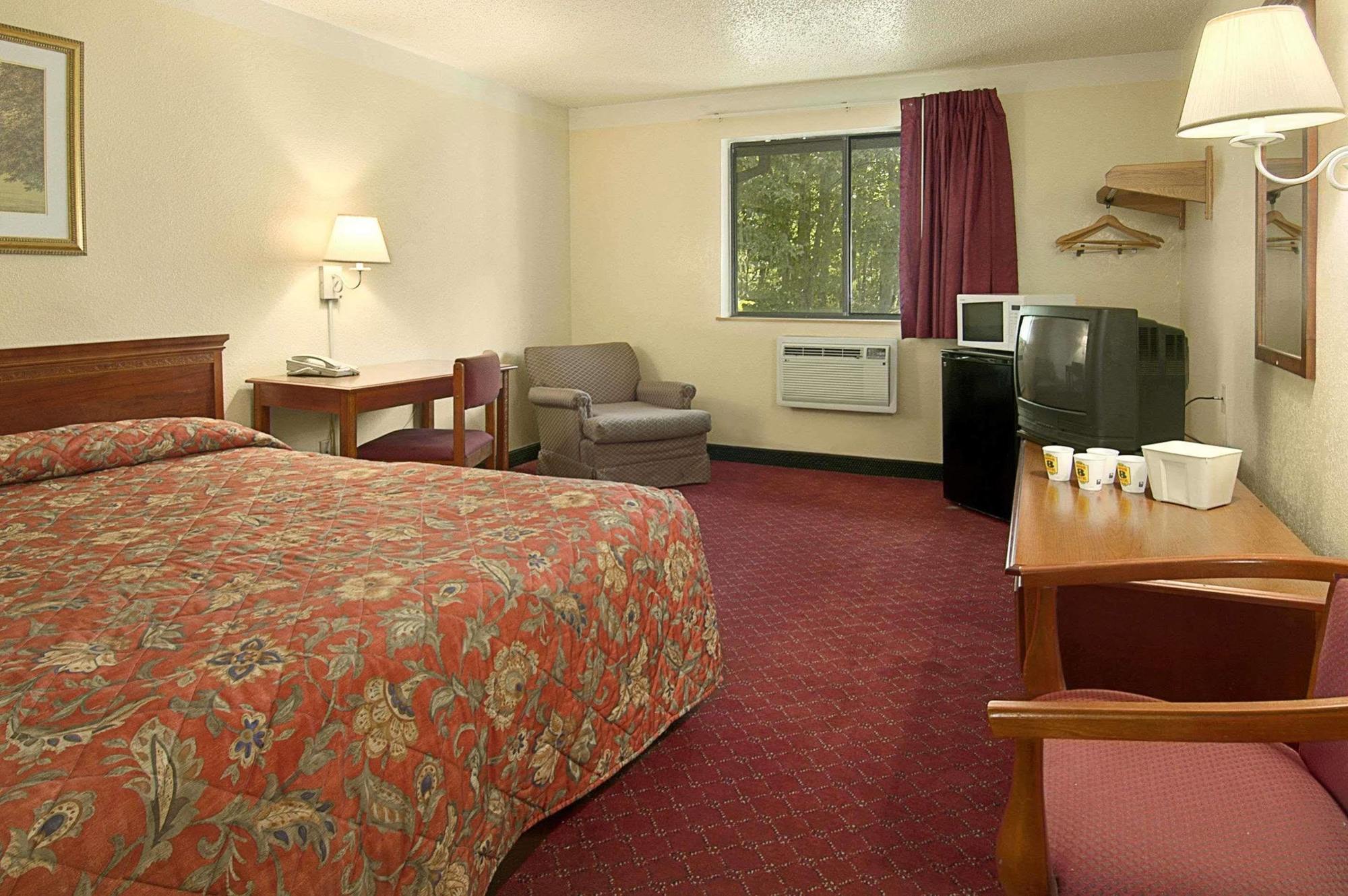Motel Super 8 By Wyndham Waldorf Zewnętrze zdjęcie