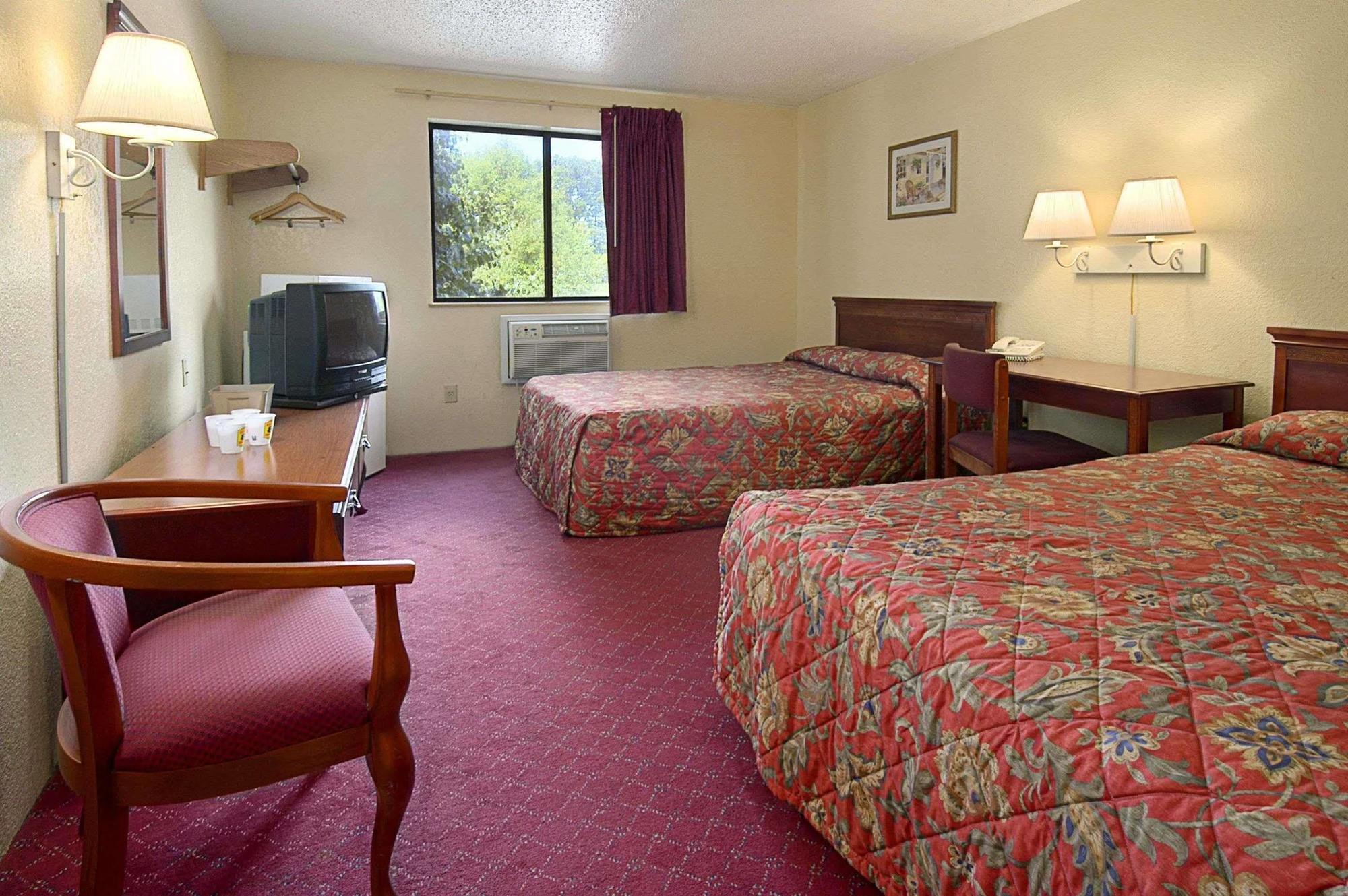 Motel Super 8 By Wyndham Waldorf Zewnętrze zdjęcie